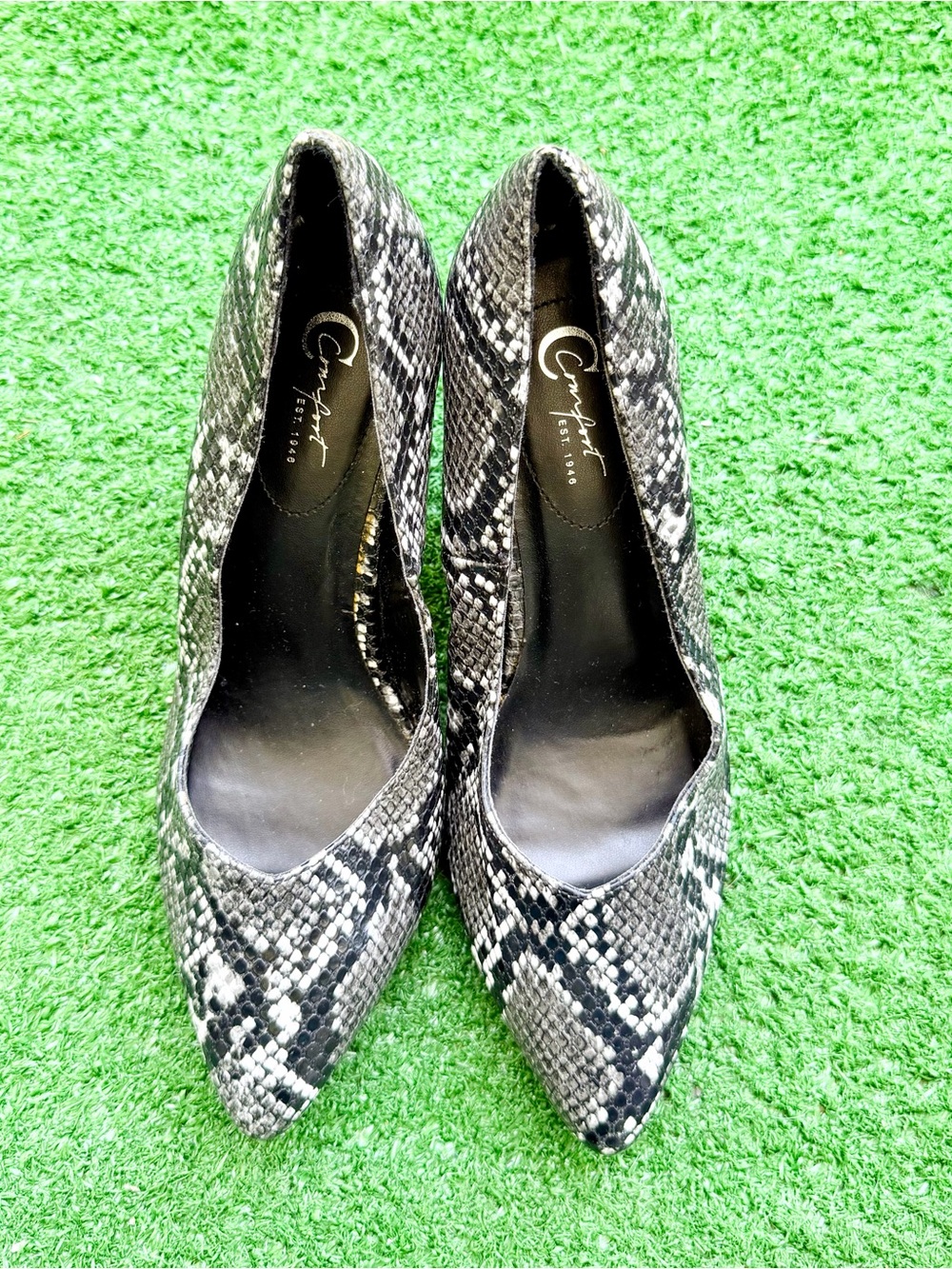 C. Comfort Est. 1946 Snakeskin Pointed Toe Pumps Women's US 7 Heeled Shoes